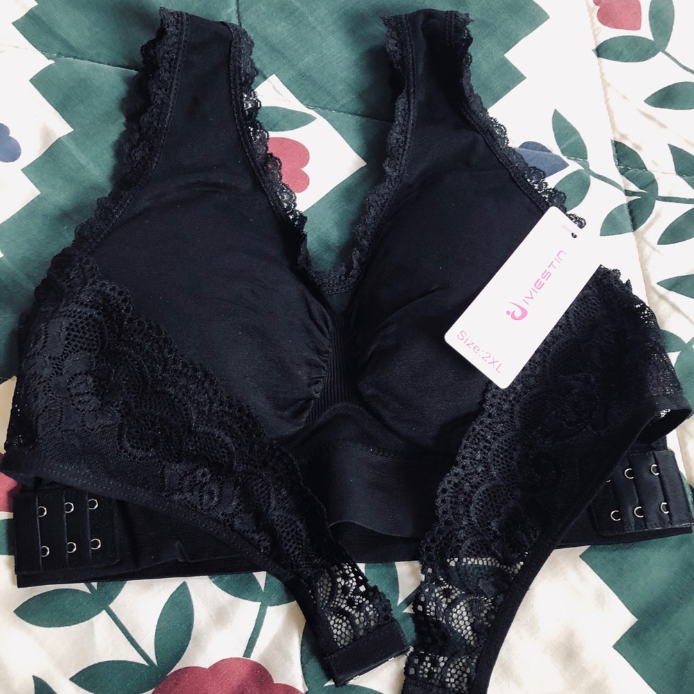 Beautiful Lace Bra, wrap with black lace, padded, NWT